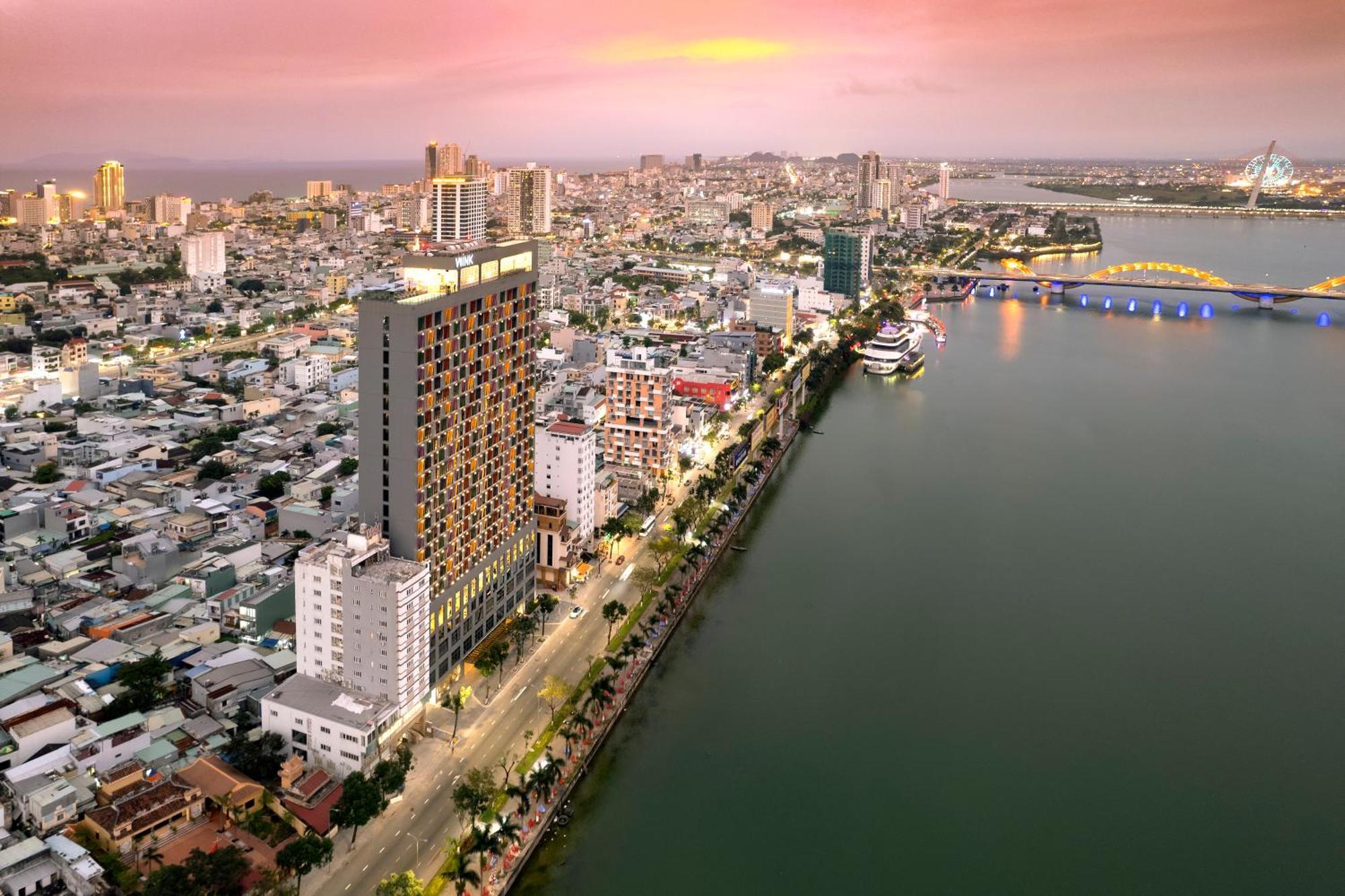 Wink Icon Hotel Danang Riverside - Luxury Suites - 24Hrs Stay & Rooftop Pool Bar Esterno foto