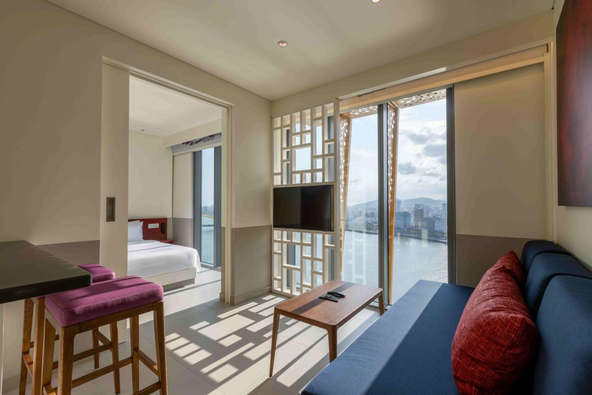 Wink Icon Hotel Danang Riverside - Luxury Suites - 24Hrs Stay & Rooftop Pool Bar Esterno foto