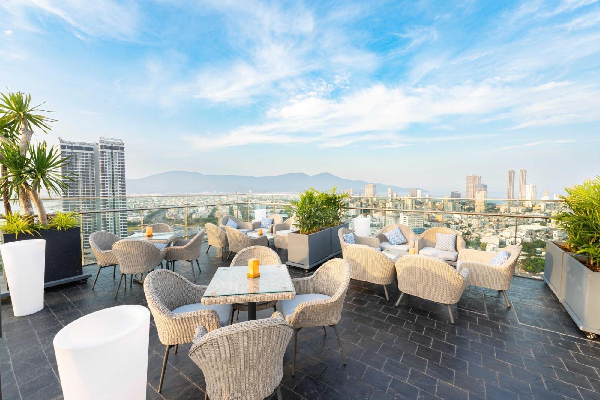 Wink Icon Hotel Danang Riverside - Luxury Suites - 24Hrs Stay & Rooftop Pool Bar Esterno foto