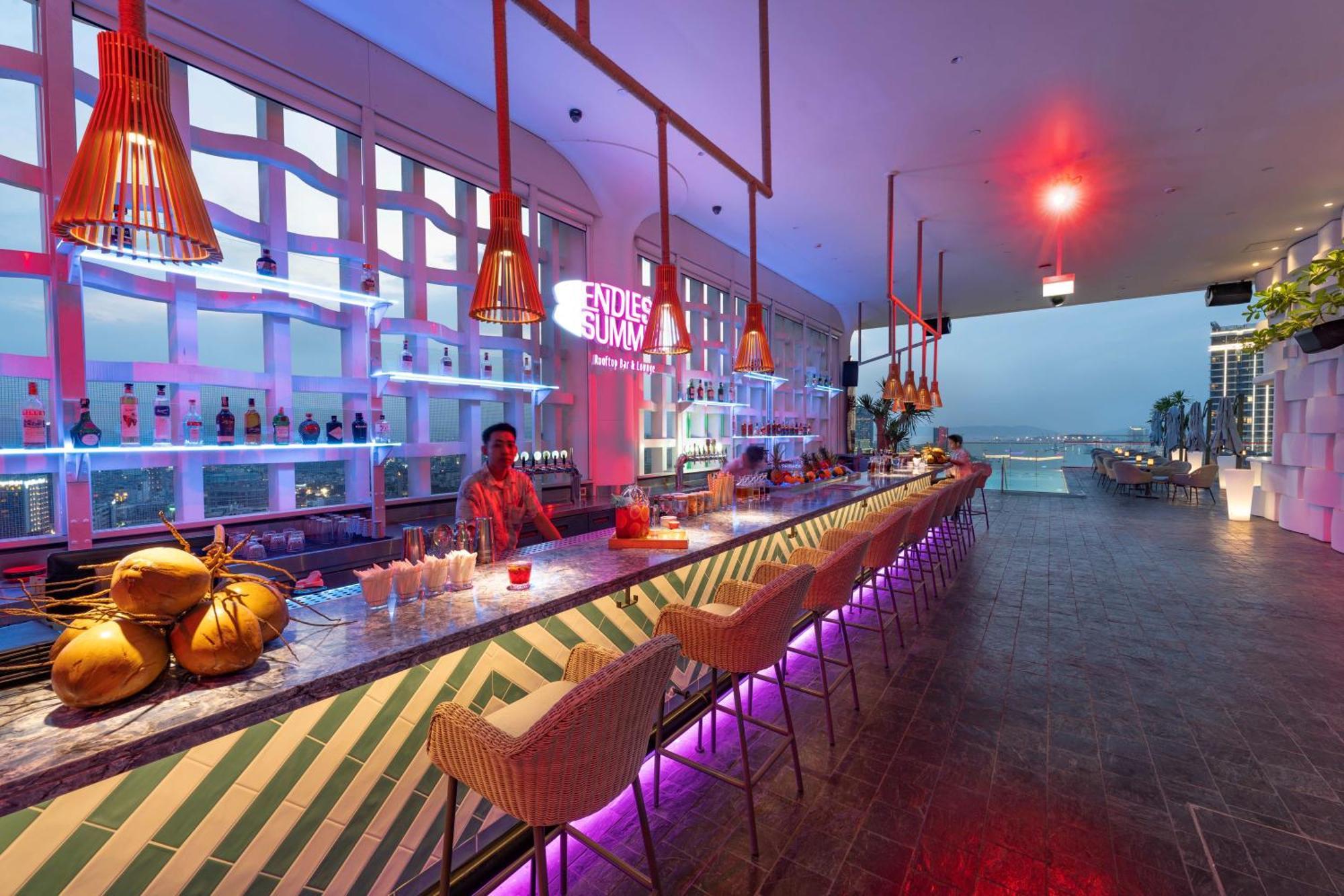 Wink Icon Hotel Danang Riverside - Luxury Suites - 24Hrs Stay & Rooftop Pool Bar Esterno foto