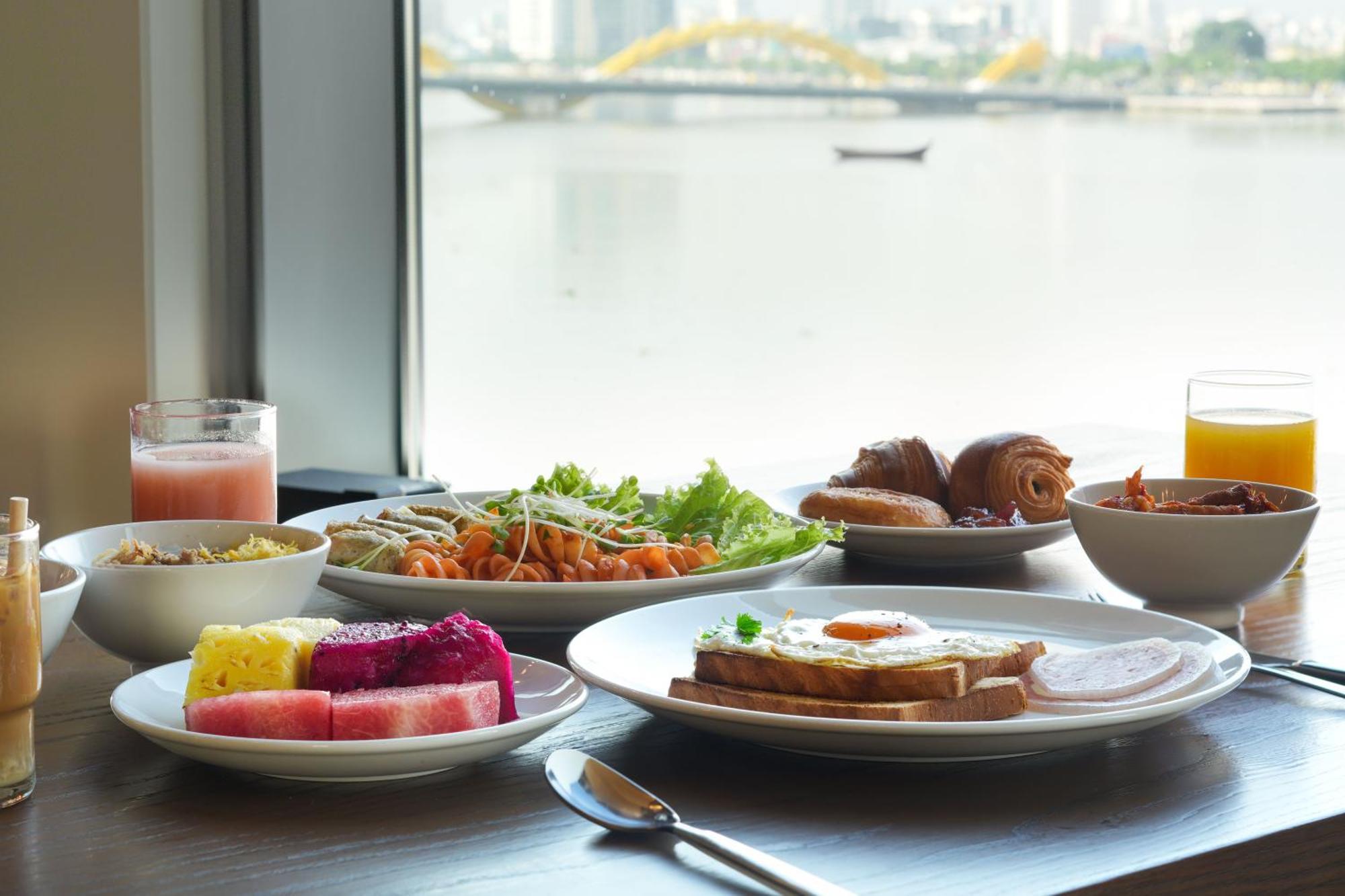 Wink Icon Hotel Danang Riverside - Luxury Suites - 24Hrs Stay & Rooftop Pool Bar Esterno foto