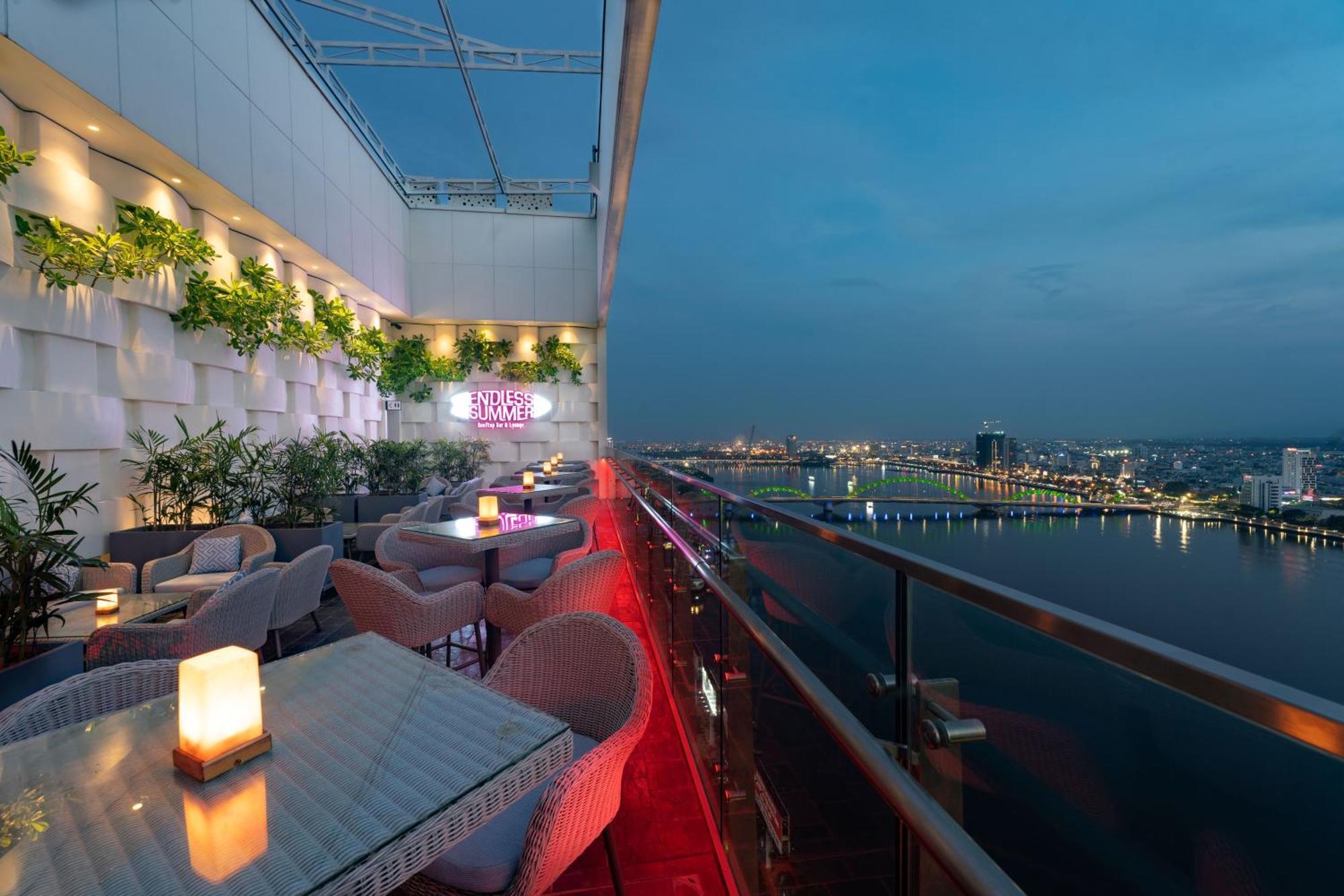 Wink Icon Hotel Danang Riverside - Luxury Suites - 24Hrs Stay & Rooftop Pool Bar Esterno foto